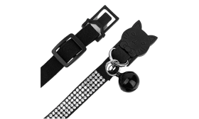 Luksusowa Obroża dla Kota z Systemem Automatycznego Odpinania Luksusowa czarna obroża dla kota z kryształkami, regulowana, lekka, z klamrą w kształcie kota i czarnym dzwonkiem.