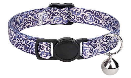 Boho-style obroża dla kota z łatwym zapięciem w niebiesko-biały wzór, regulowana, lekka, z srebrnym dzwonkiem.