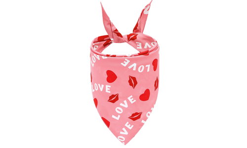 Różowa chustka dla psa z napisem 'LOVE', czerwonymi sercami i ustami, idealna na Walentynki, do prania ręcznego i w maszynie.