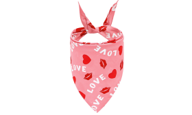 Bandana dla Psa z Nadrukiem Miłosnym Różowa chustka dla psa z napisem 'LOVE', czerwonymi sercami i ustami, idealna na Walentynki, do prania ręcznego i w maszynie.