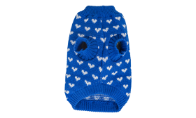 Pies w niebieskim swetrze z białymi sercami, ciepły i dopasowany, wykonany z wysokiej jakości akrylu.