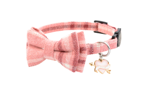 Obroża dla Kota z Dzwoneczkiem i Zawieszką w Kształcie Serca Miękka różowa kraciasta obroża dla kota z kokardką, zawieszką w kształcie serca 'love' i strzałą, miękka i regulowana.