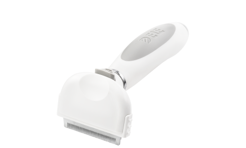 Mała biała szczotka do linienia psa z drobnymi metalowymi zębami i ergonomiczną rączką, do usuwania luźnego sierści.